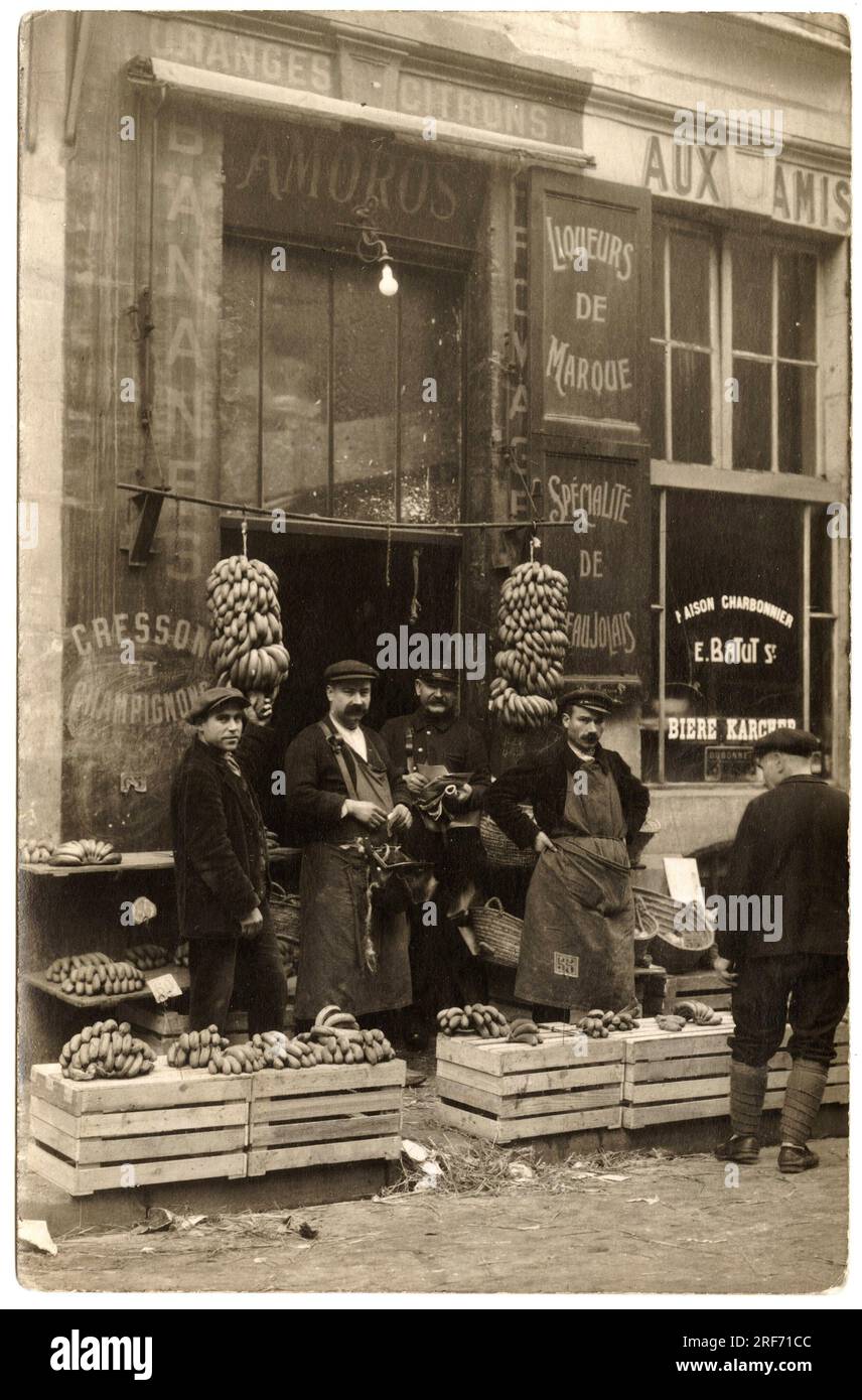 Devanture d'un marchand de fruit exotiques: Arance, citrons et bananes, Chez Amoros, 1 rue des Prouvaires, Parigi. Carta postale debutto XXeme siecle. Foto Stock