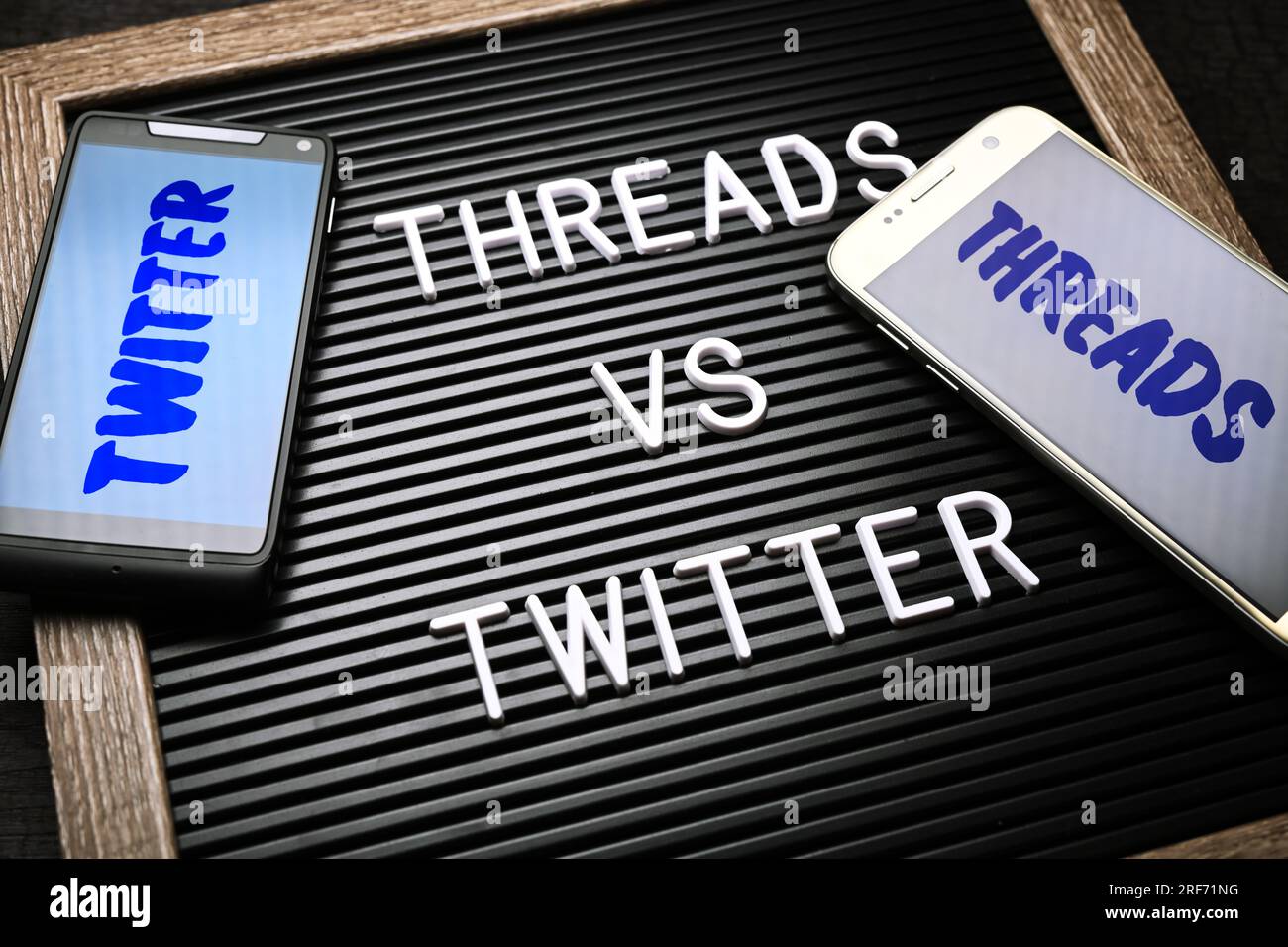 FOTOMONTAGE, Auf einer Tafel steht threads vs Twitter, neuer Kurznachrichtendienst thread Twitter Konkurrenz machen Foto Stock