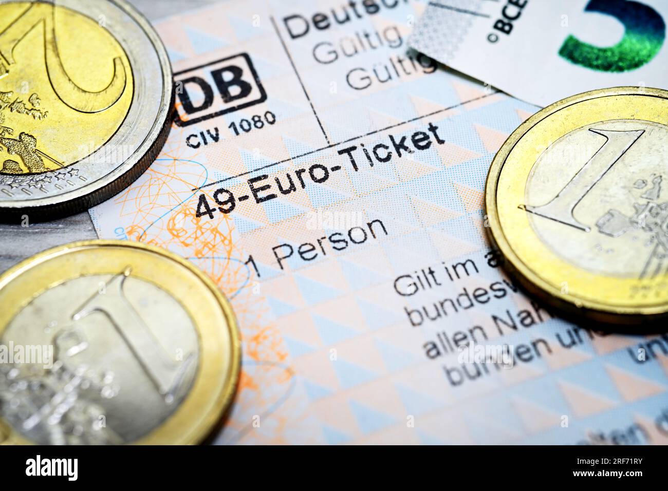 FOTOMONTAGE, Fahrschein mit Aufschrift 49-Euro-Ticket und Euromünzen, 49-Euro-Ticket als möglicher Nachfolger des Neun-Euro Biglietti, Symbolfoto Foto Stock