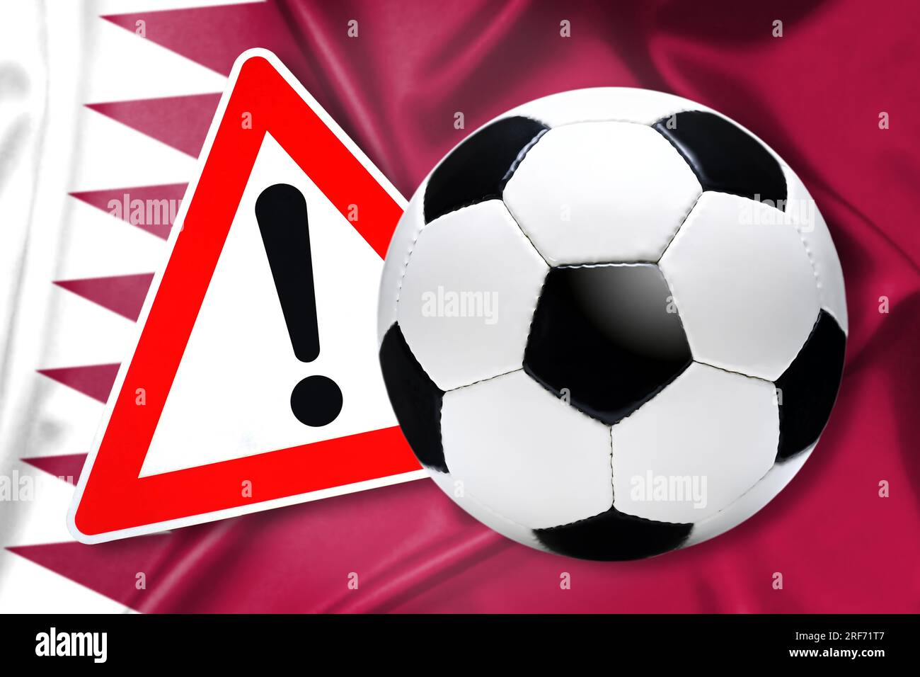 Fotomontage, Schwarz-Weißer Fußball mit Warnschild vor Fahne von Katar, Symbolfotto Fußballweltmeisterschaft Foto Stock
