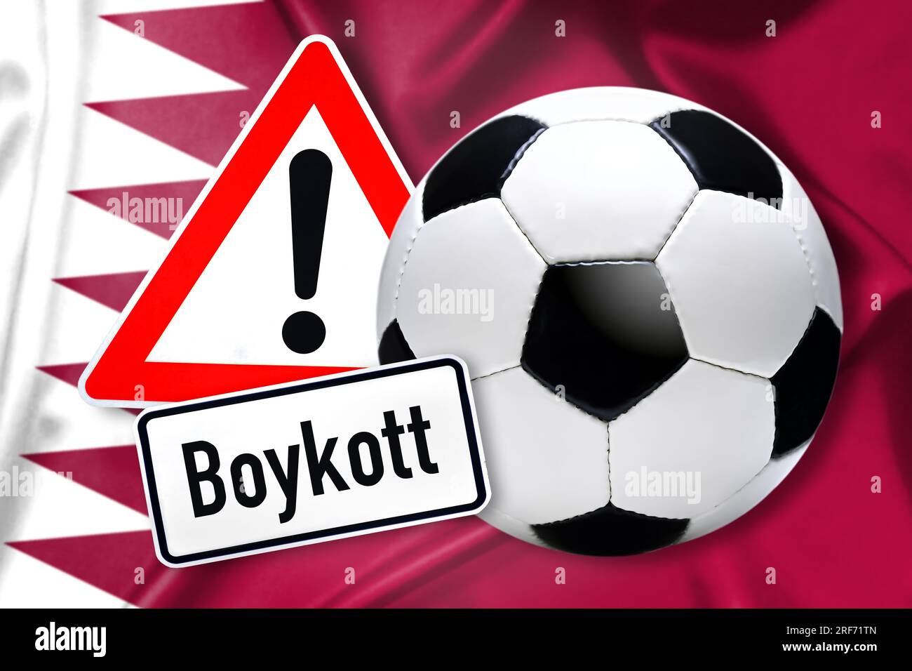 FOTOMONTAGE, Schwarz-Weißer Fußball mit Warnschild und Schriftzug Boykott vor Fahne von Katar, Symbolfoto Fußballweltmeisterschaft Foto Stock