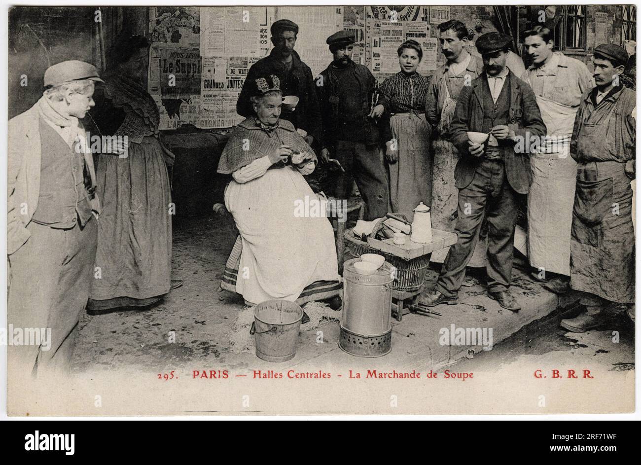 La marchande de de soupe, dans les halles centrales de Paris. Carta postale debut du XXeme siecle. Foto Stock