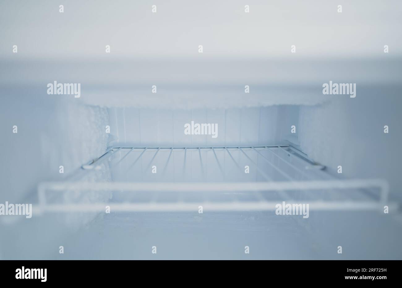 Svuotare il congelatore aperto nel frigorifero. Foto Stock