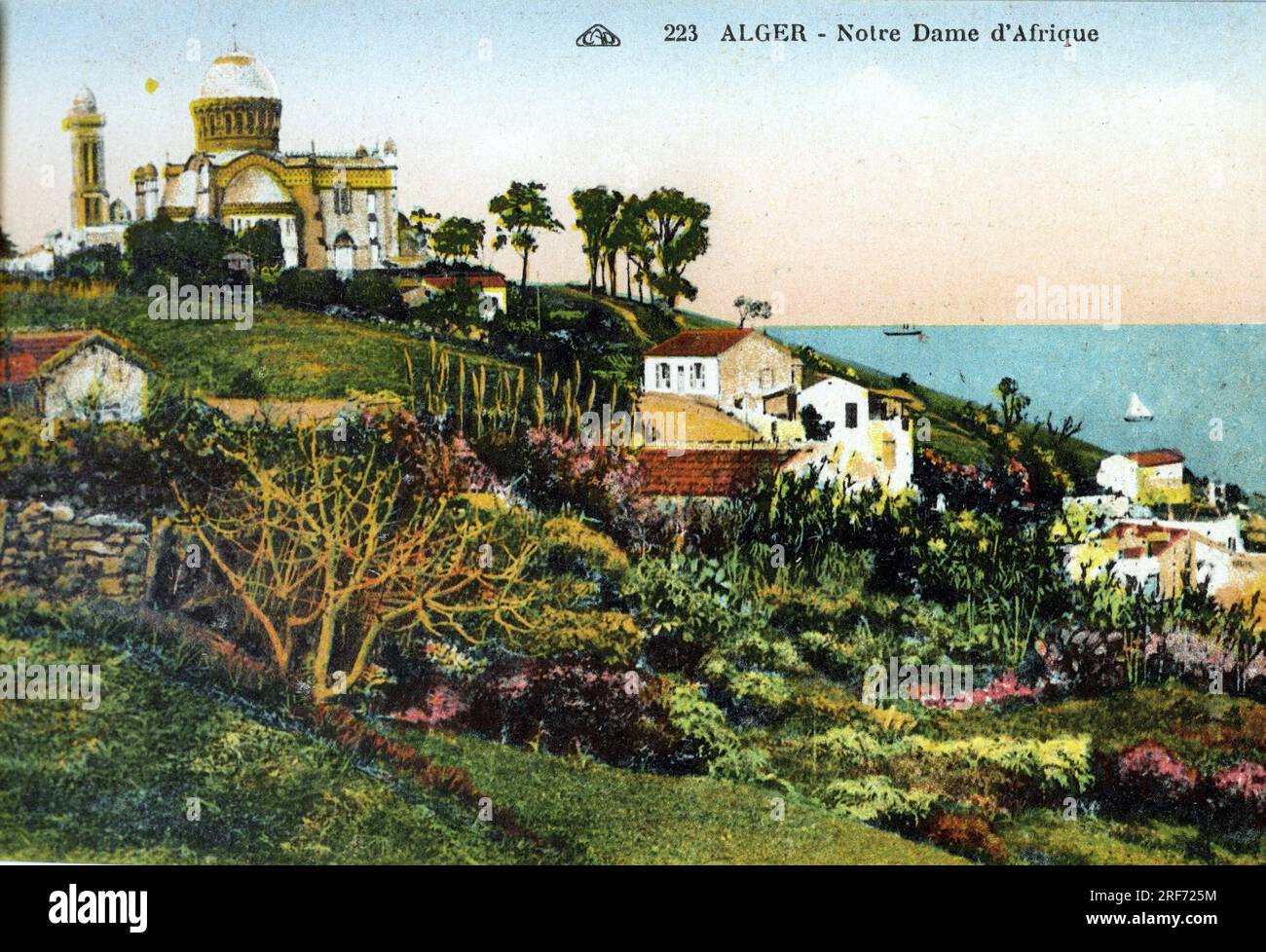 La basilique Notre Dame d'Afrique ( edifiee en 1872), a Alger , carte postale en couleur, 1931. Collezione Leonard de Selva. Foto Stock