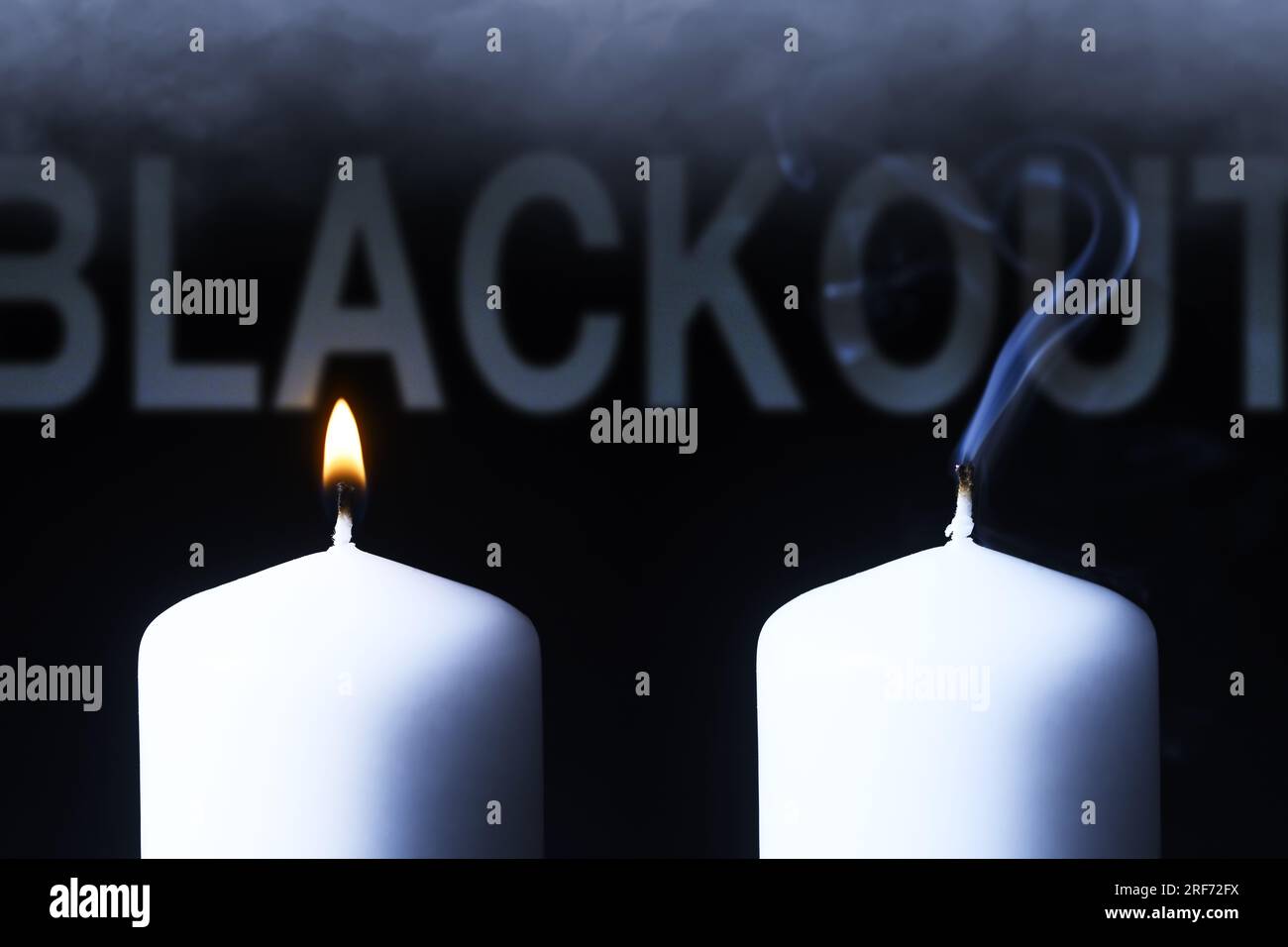 FotoMONTAGE, Brennende und ausgelöschte Kerze mit Schriftzug Blackout Foto Stock