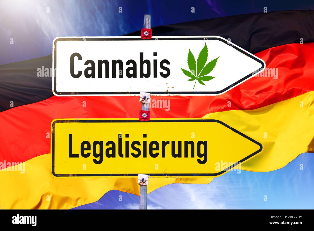 Fotomontage, Wegweiser Cannabis und Legalisierung mit Deutschlandfahne Foto Stock