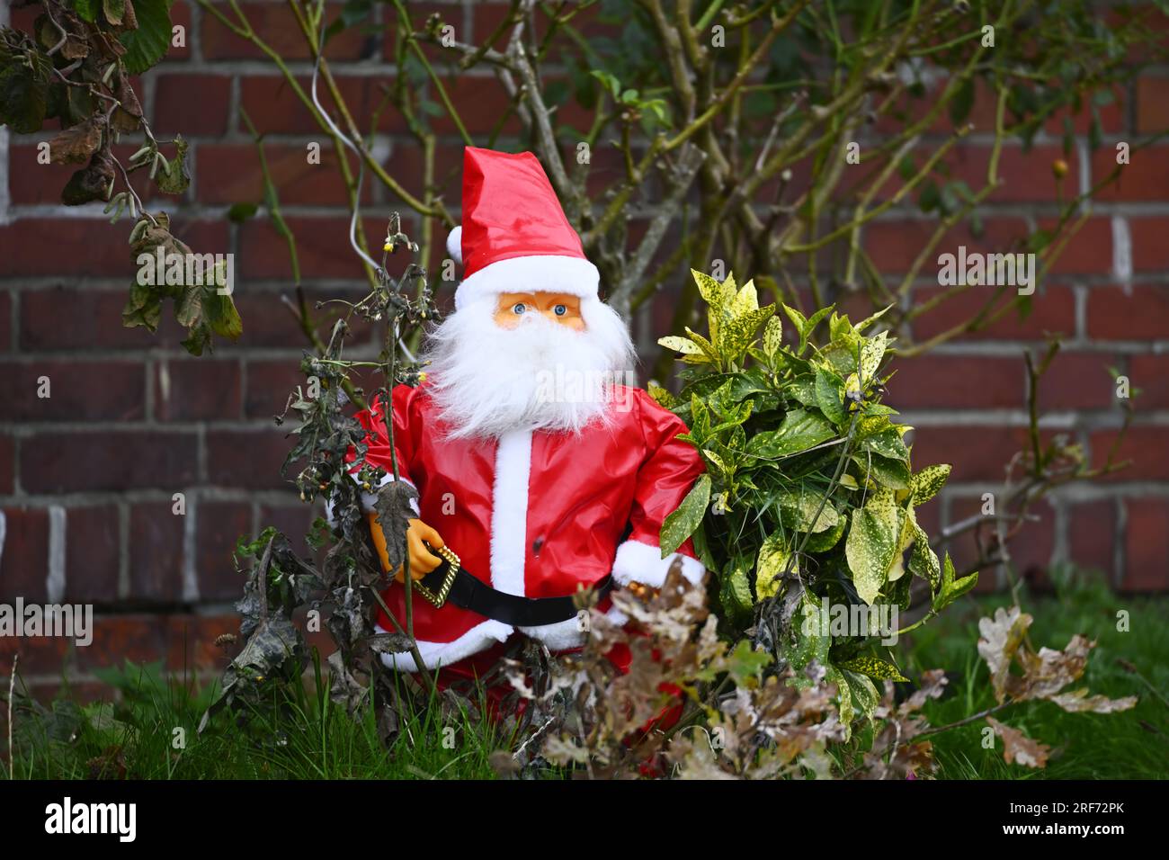 Weihnachtsmann-Deko in einem Vorgarten ad Amburgo, Deutschland Foto Stock