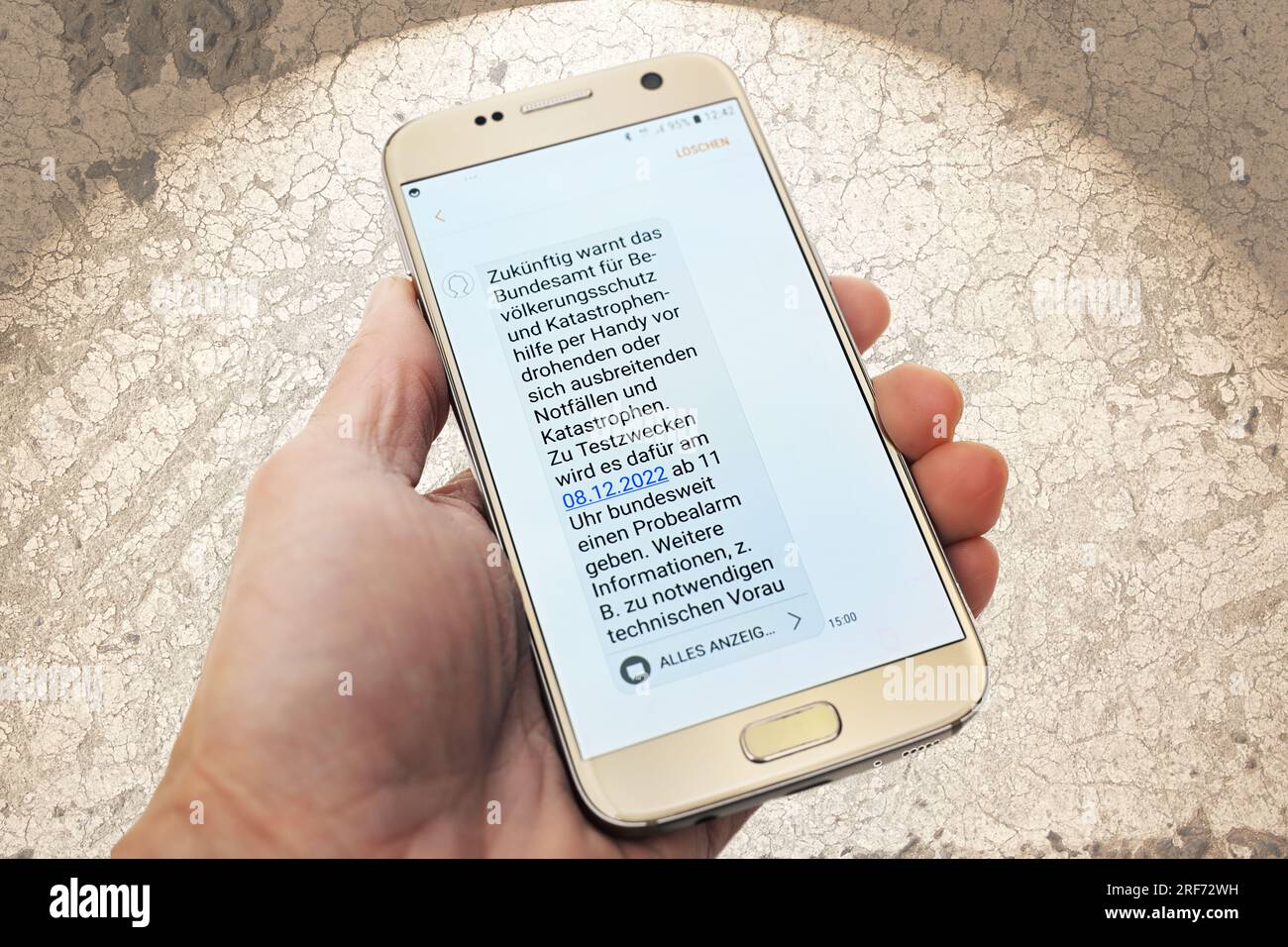 Smartphone mit SMS-Benachrichtigung über den Katastrophenwarntag Foto Stock