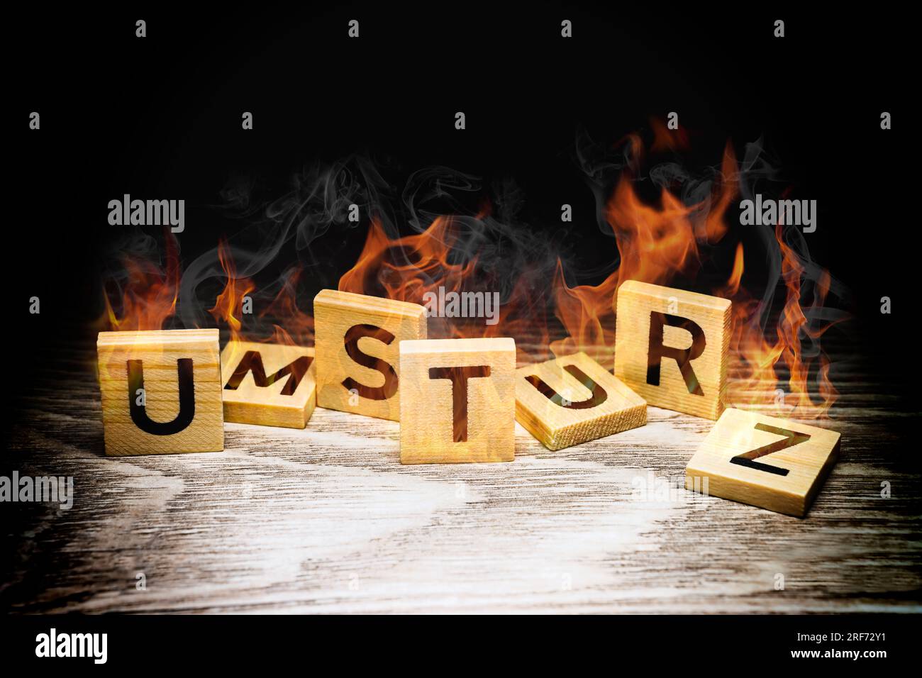 FOTOMONTAGE, Brennende Buchstaben bilden den Schriftzug Umsturz Foto Stock