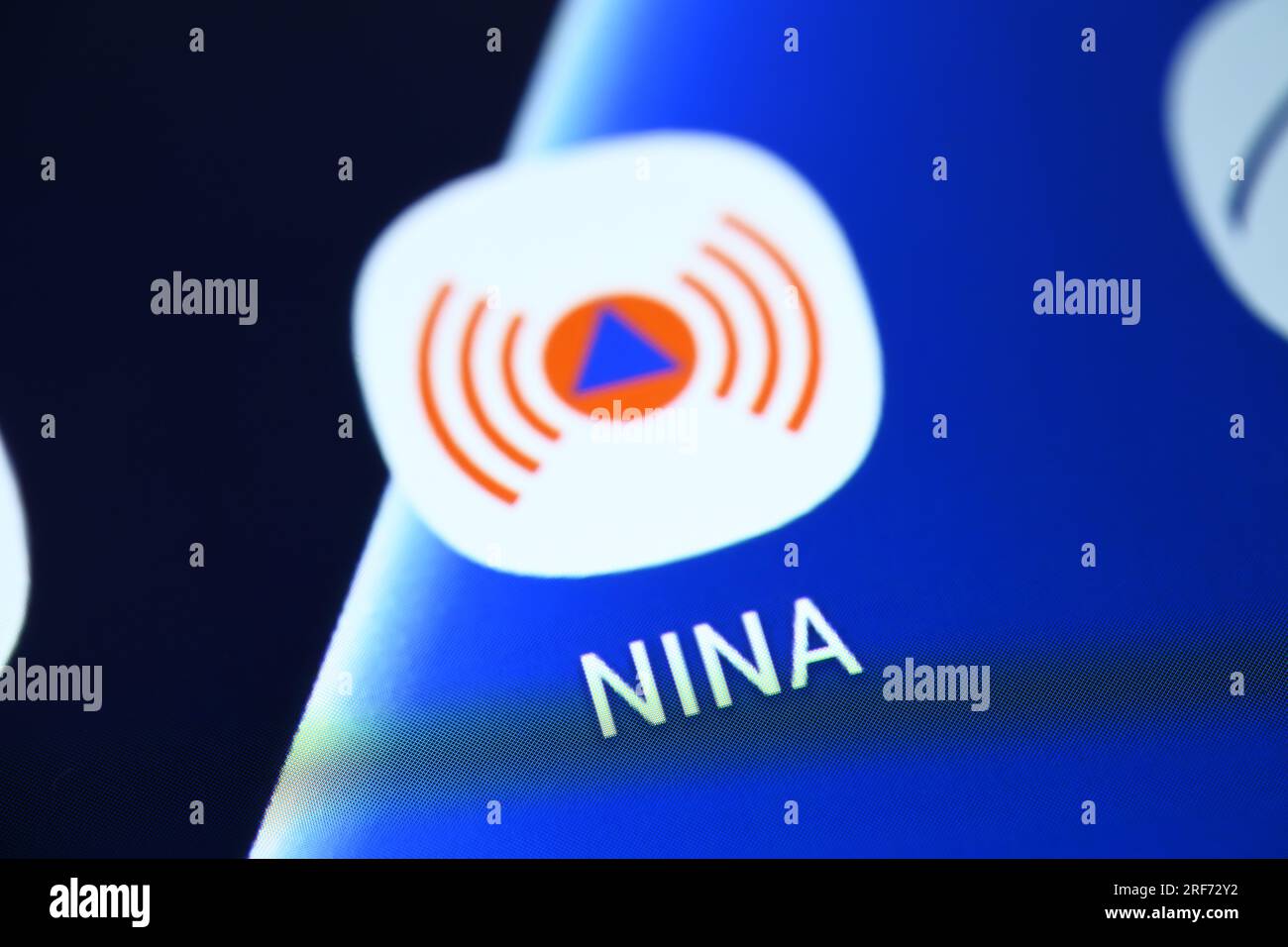 Display smartphone NINA WARN-App auf einem Foto Stock