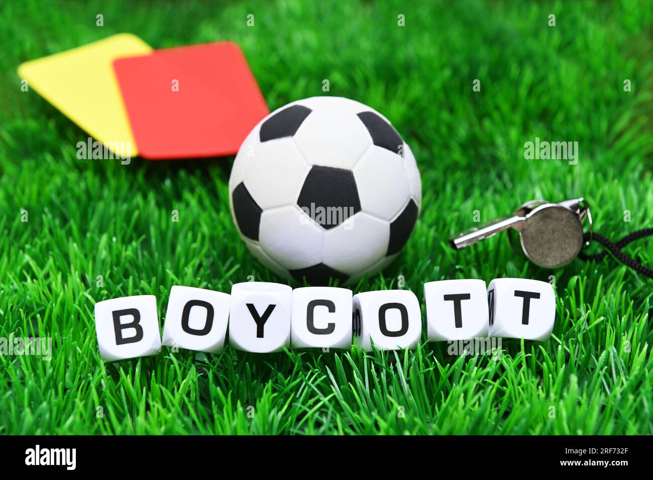 Fußball und englischer Schriftzug boicottaggio auf Fußballrasen, Symbolfoto Boykott der Fußball-Weltmeisterschaft Foto Stock