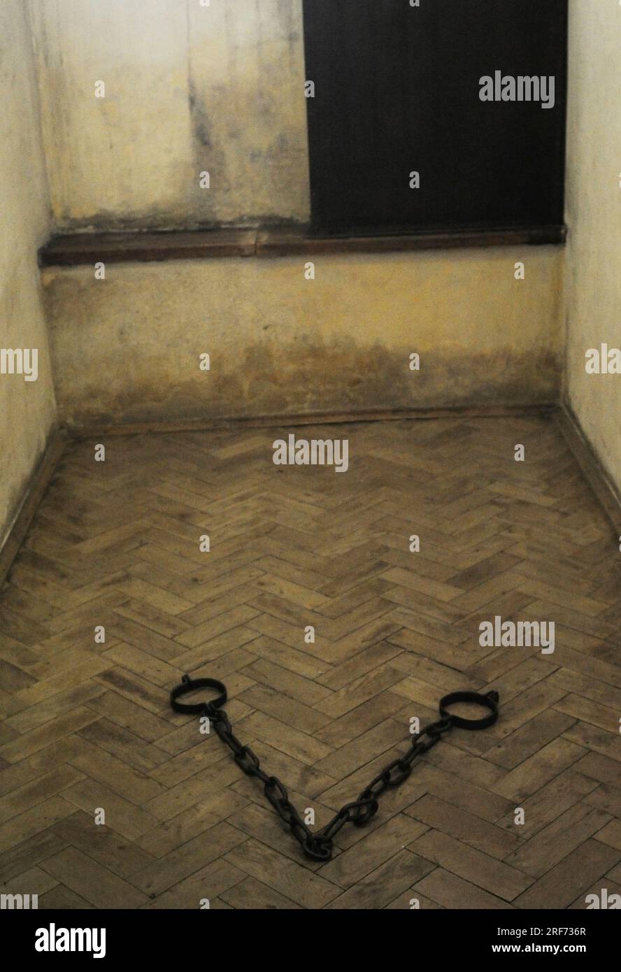Mausoleo di lotta e martirio. Museo situato nel seminterrato dell'ex quartier generale della Gestapo, un edificio costruito tra il 1927 e il 1930. Nel 1941 fu rilevata dal regime nazista durante la seconda guerra mondiale (1939-1945) come centro di detenzione della Gestapo durante l'occupazione della città da parte delle truppe tedesche. Vista di una delle celle. Varsavia, Polonia. Foto Stock