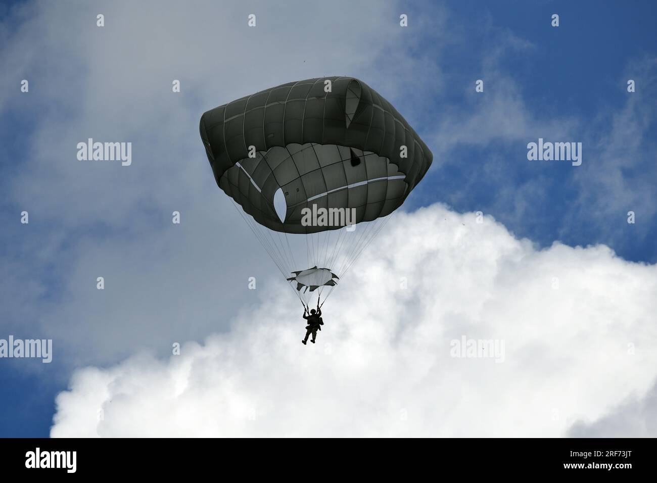 UN U.S. Il paracadutista dell'esercito assegnato al 1st Battalion 503rd Parachute Infantry Regiment, 173rd Airborne Brigade, scende nella Juliet Drop zone, Pordenone, Italia durante le operazioni aeree del 26 luglio 2023. La 173rd Airborne Brigade e' la U.S. Forza di risposta alle emergenze dell'esercito in Europa, in grado di proiettare forze pronte ovunque negli Stati Uniti Aree di responsabilità dei comandi europei, africani o centrali (Stati Uniti Foto dell'esercito di Paolo Bovo) Foto Stock