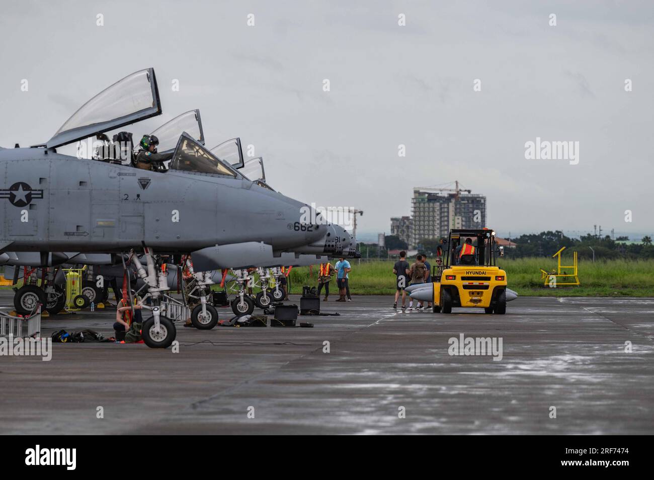 STATI UNITI I manutentori dell'Air Force e i tecnici delle funzioni di trasporto trasportano merci durante l'esercitazione Cope Thunder 23-2 sulla rampa sud della Clark Air base, Filippine, 16 luglio 2023. Cope Thunder 23-2 ha dimostrato la determinazione degli Stati Uniti a promuovere la sicurezza e la cooperazione regionali. (STATI UNITI Foto dell'aeronautica militare di Airman 1st Class Jhade Herrera) Foto Stock