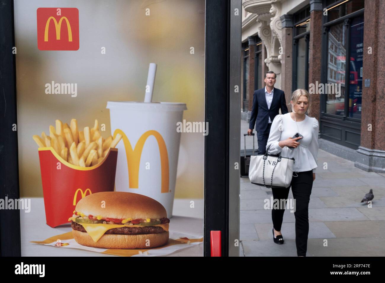 McDonalds doppio cheeseburger saver menu pasto a offerta poster pubblicitario per hamburger di manzo il 6 luglio 2023 a Londra, Regno Unito. Foto Stock