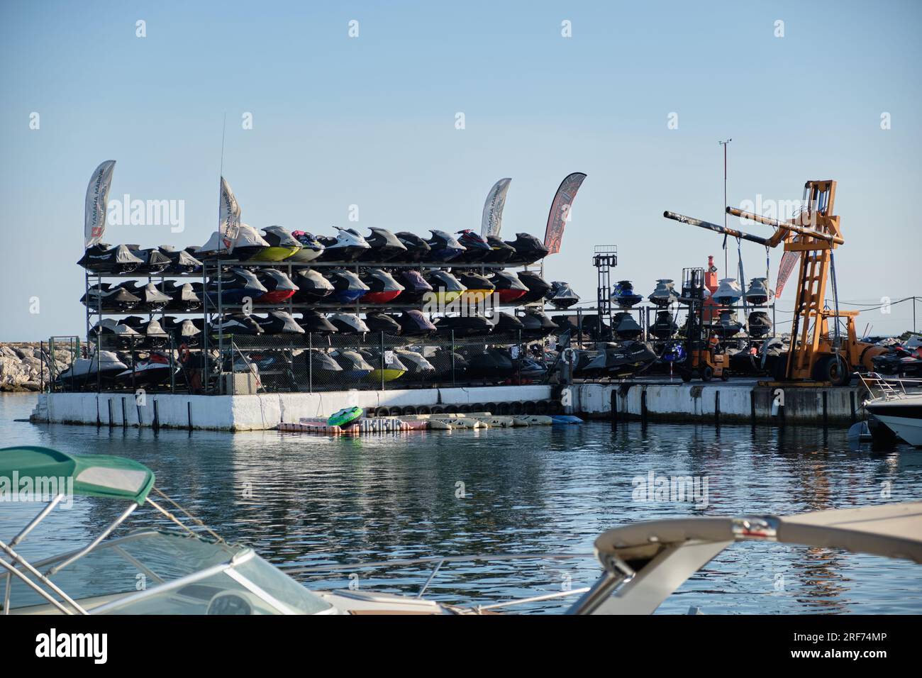 Deposito di moto d'acqua nel porto di Cabopino, Marbella, Spagna. Foto Stock