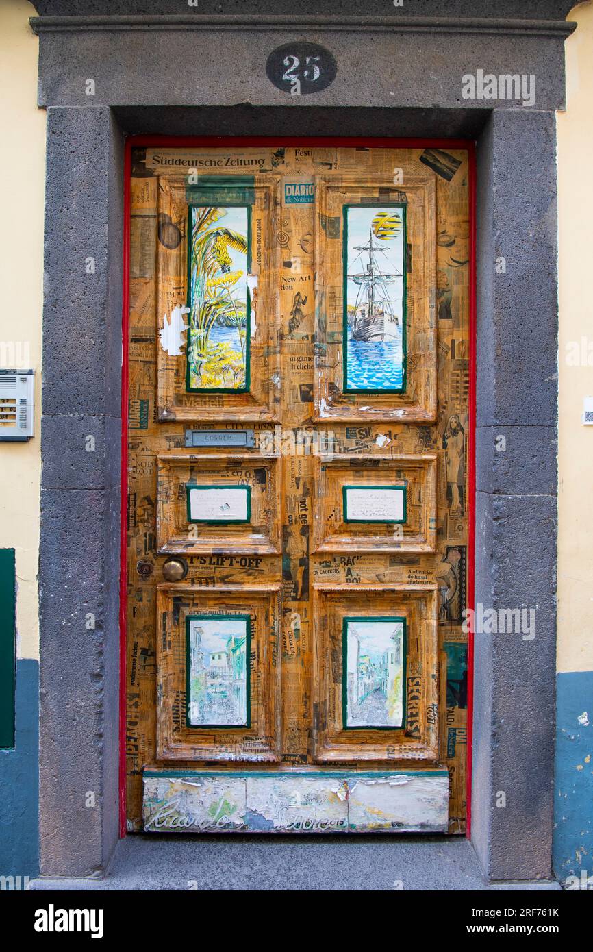 Bunt bemalte Tür, Kunstprojekt Arte de portas abertas, Rua de Santa Maria, Altstadt, Funchal, Insel Madeira, Portogallo Foto Stock
