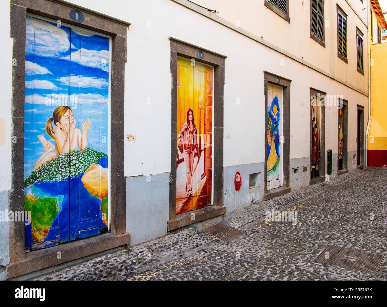 Gasse mit bunt bemalten Türen, Kunstprojekt Arte de portas abertas, Rua de Santa Maria, Altstadt, Funchal, Insel Madeira, Portogallo Foto Stock