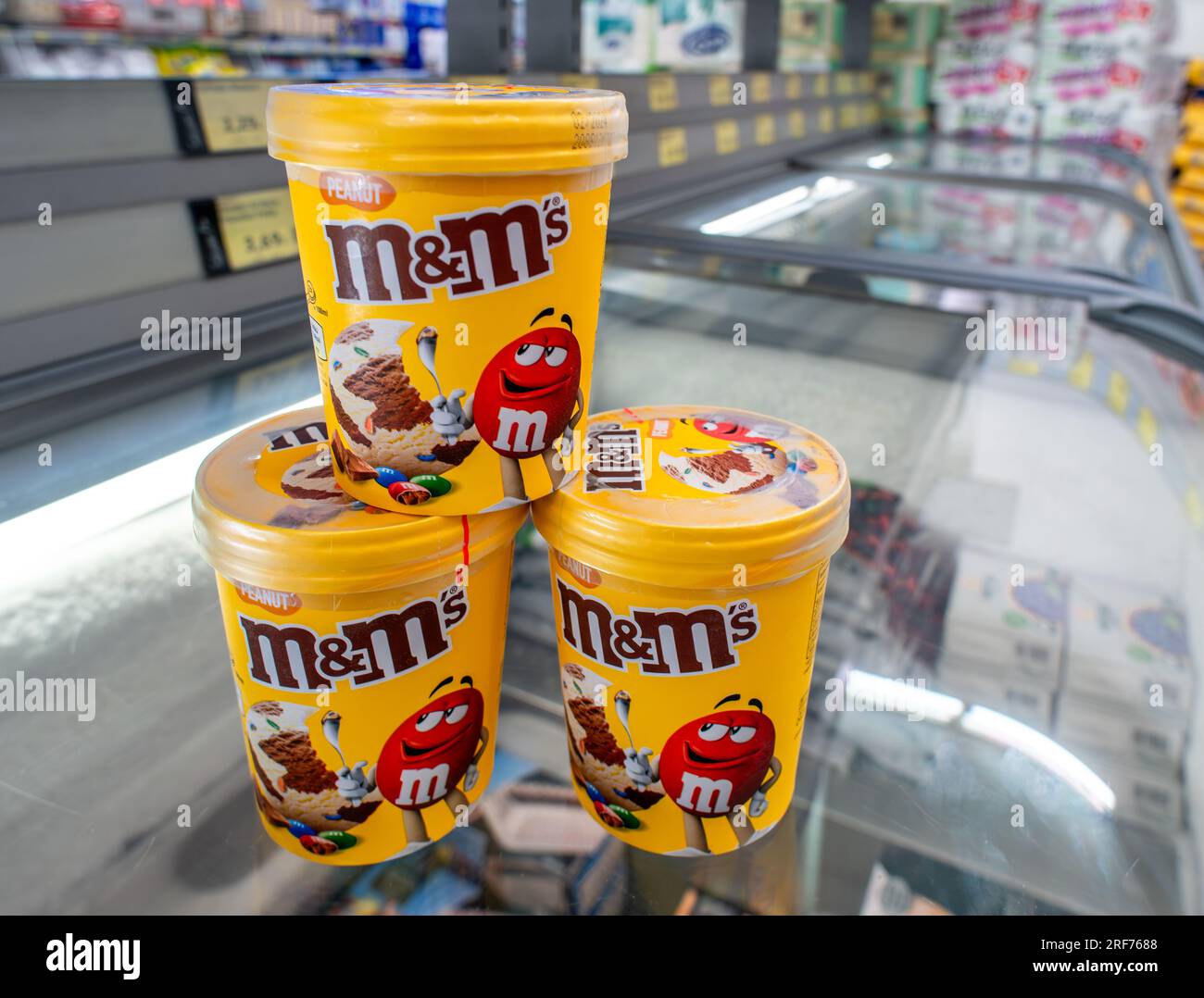 Italia - 29 luglio 2023: Gelato al cioccolato con arachidi a marchio MEMS in vasetti di plastica sul bancone refrigerato di un supermercato italiano Foto Stock
