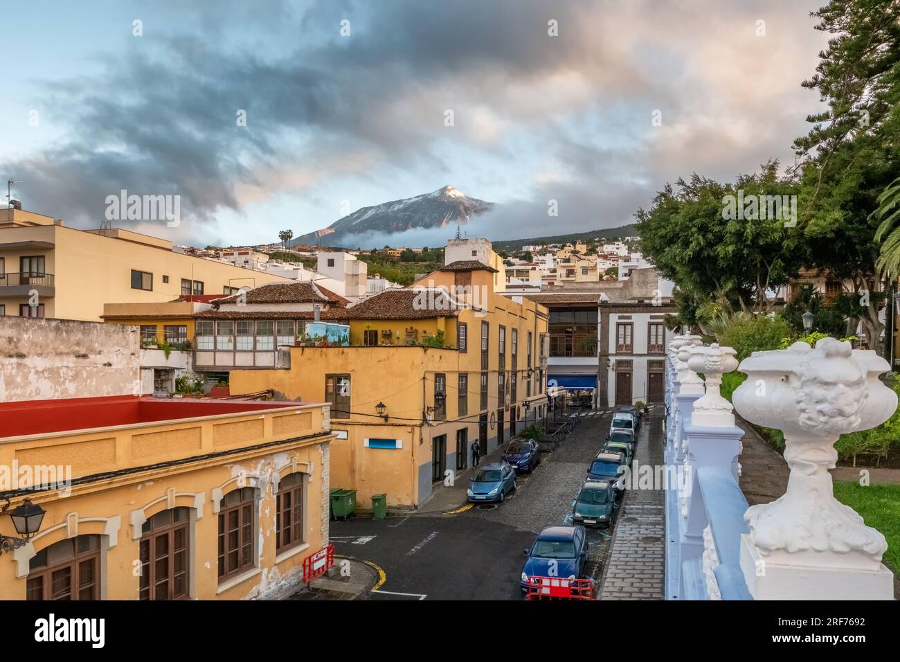 Vista del vulcano El Teide dalla città di Icod de los Vinos a Tenerife al tramonto, Isole Canarie, Spagna. Foto Stock
