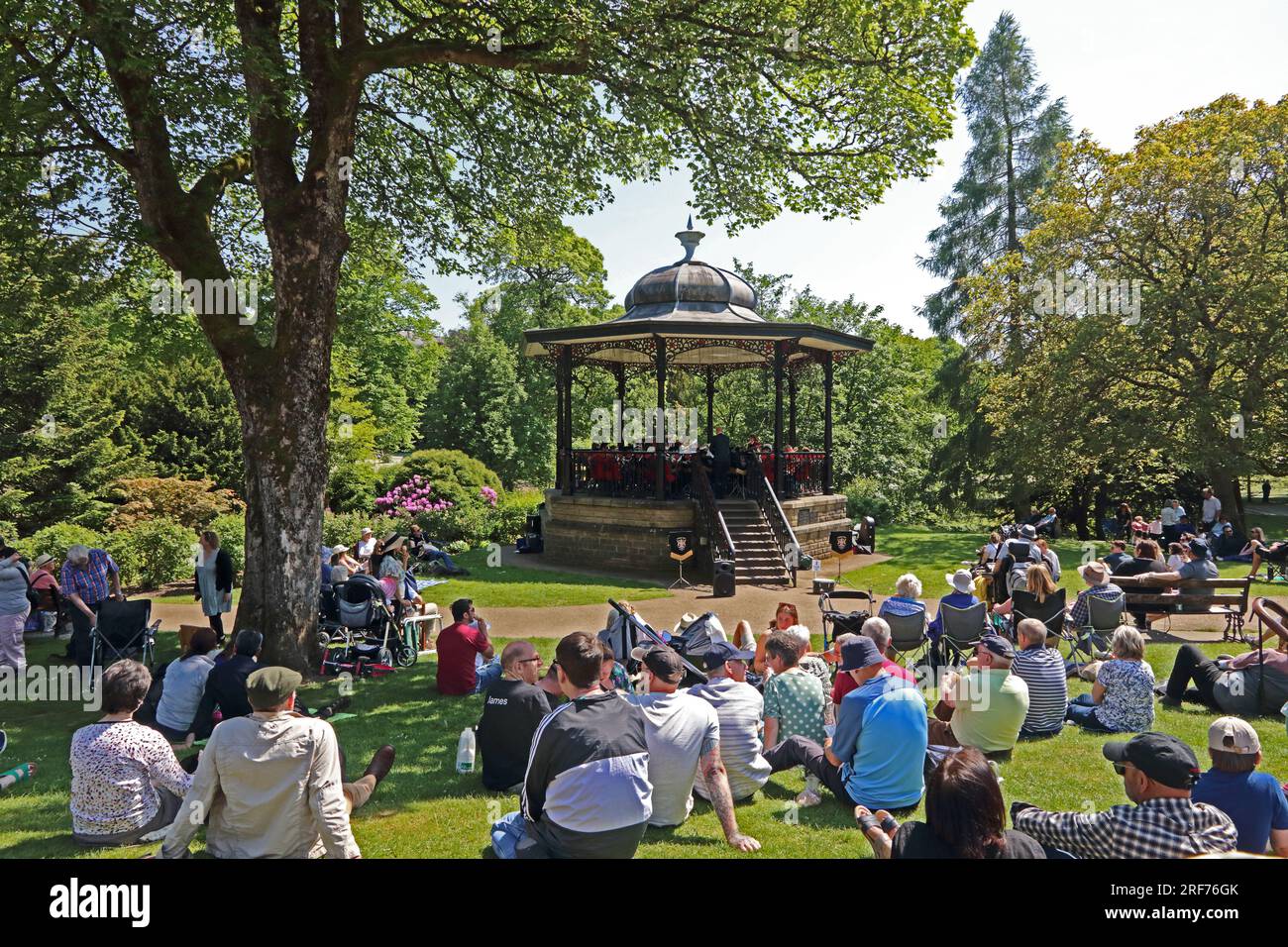 La folla ascolta il concerto della Brass Band, i Pavilion Gardens e Buxton Foto Stock