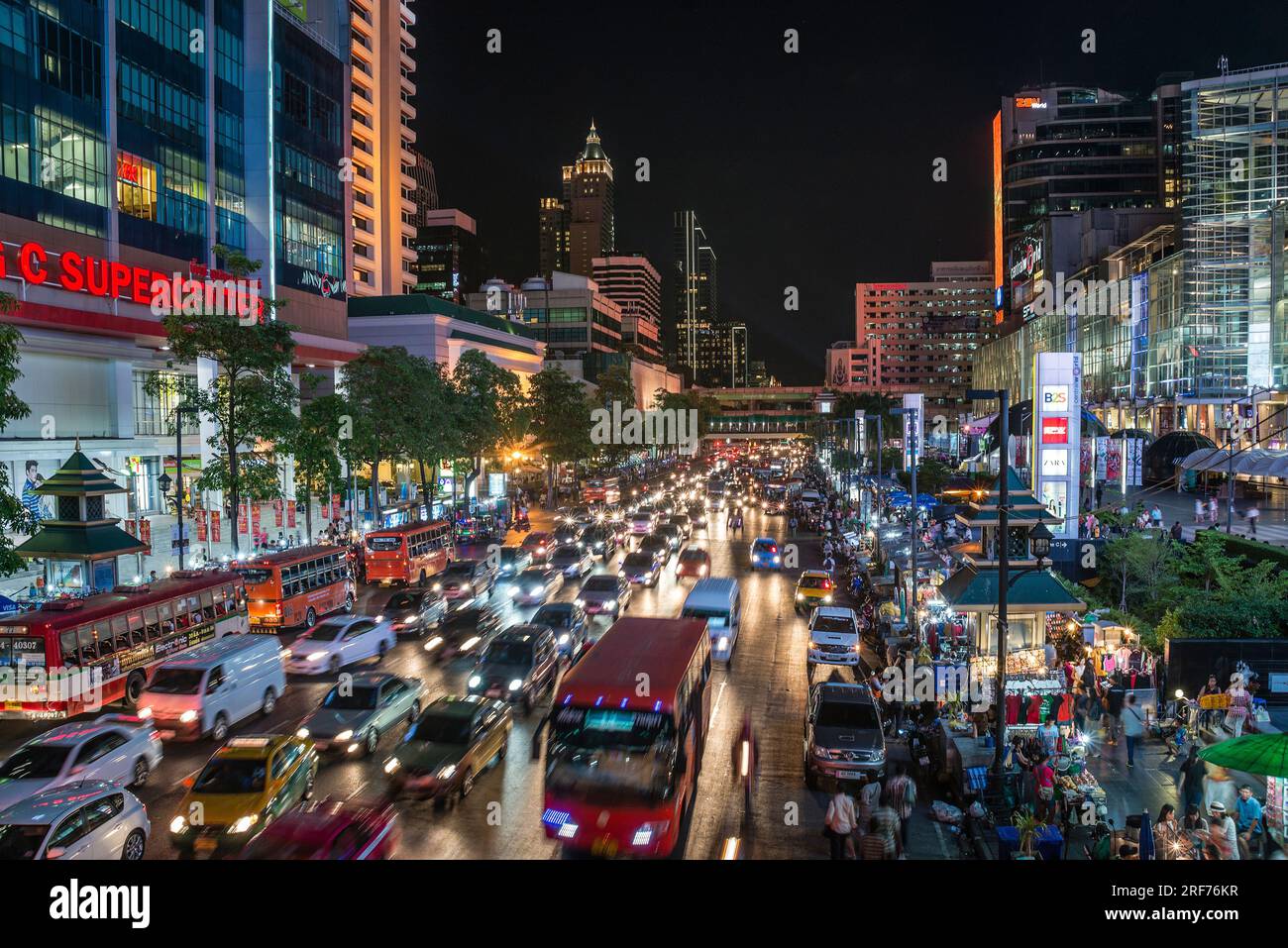 Berufsverkehr mit Verkehrsstau in der Innenstadt von Bangkok, Thailandia, Verkehrschaos, Stop and Go, Foto Stock
