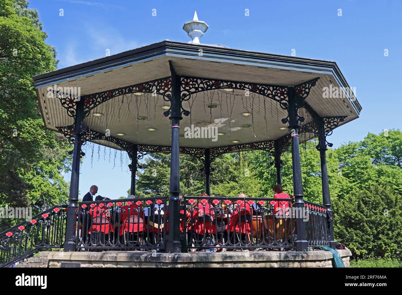 Burbage Band che suona a Bandstand, Pavilion Gardens, Buxton Foto Stock