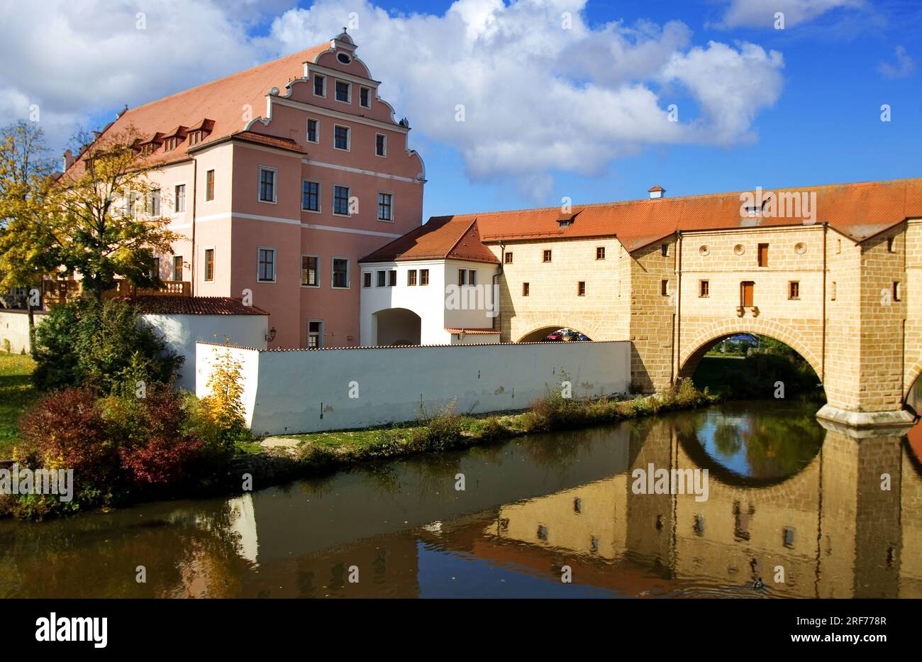 Blick über den herbstlichen Stadtpark am historischen Wassertor, der sogenannten 'Stadtbrille' ad Amberg, Bayern. Foto Stock