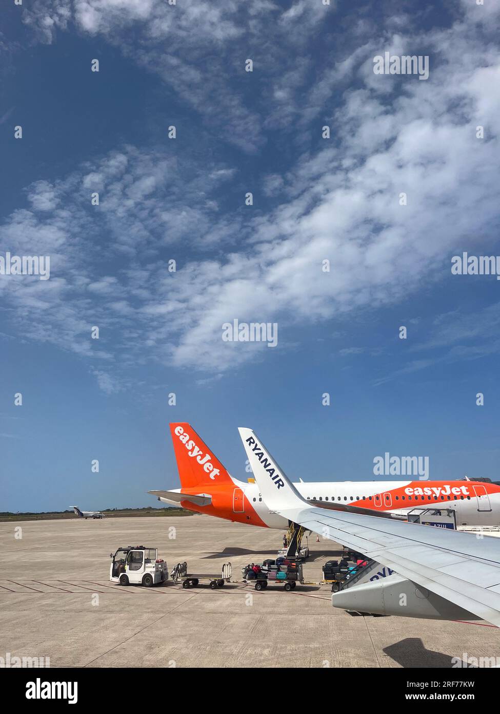 Spagna. 30 luglio 2023. Compagnia aerea low-cost Ryanair ed easyJet durante un volo tra l'aeroporto di Mahon, Menorca, Spagna e l'aeroporto di Tolosa Blagnac il 30 luglio 2023. Foto di Marie Hubert Psaila/ABACAPRESS.COM Credit: Abaca Press/Alamy Live News Foto Stock