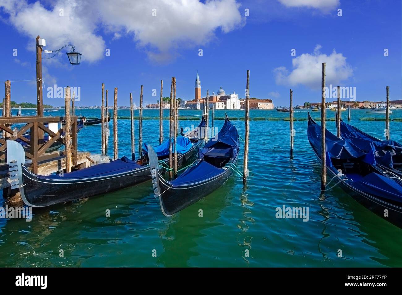 Gondeln an der Wasserfont mit der Insel San Giorgio, Venedig, Venetien, Adria, Norditalien, Italien Foto Stock