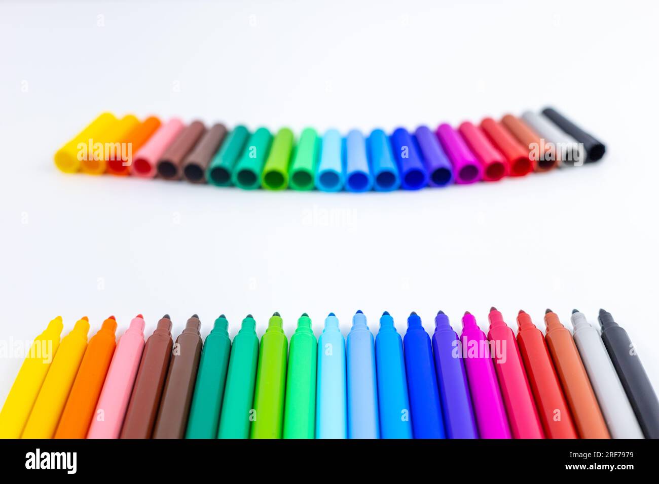 Pennarelli multicolore su sfondo bianco. Striscione colorato di ritorno a scuola. Copia spazio. Foto Stock