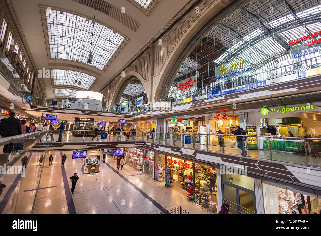 Lipsia, Germania - 20 febbraio 2023: Stazione ferroviaria principale di Lipsia. Stazione ferroviaria o Hauptbahnhof della Deutsche Bahn. Sala dei treni con negozi in due Foto Stock