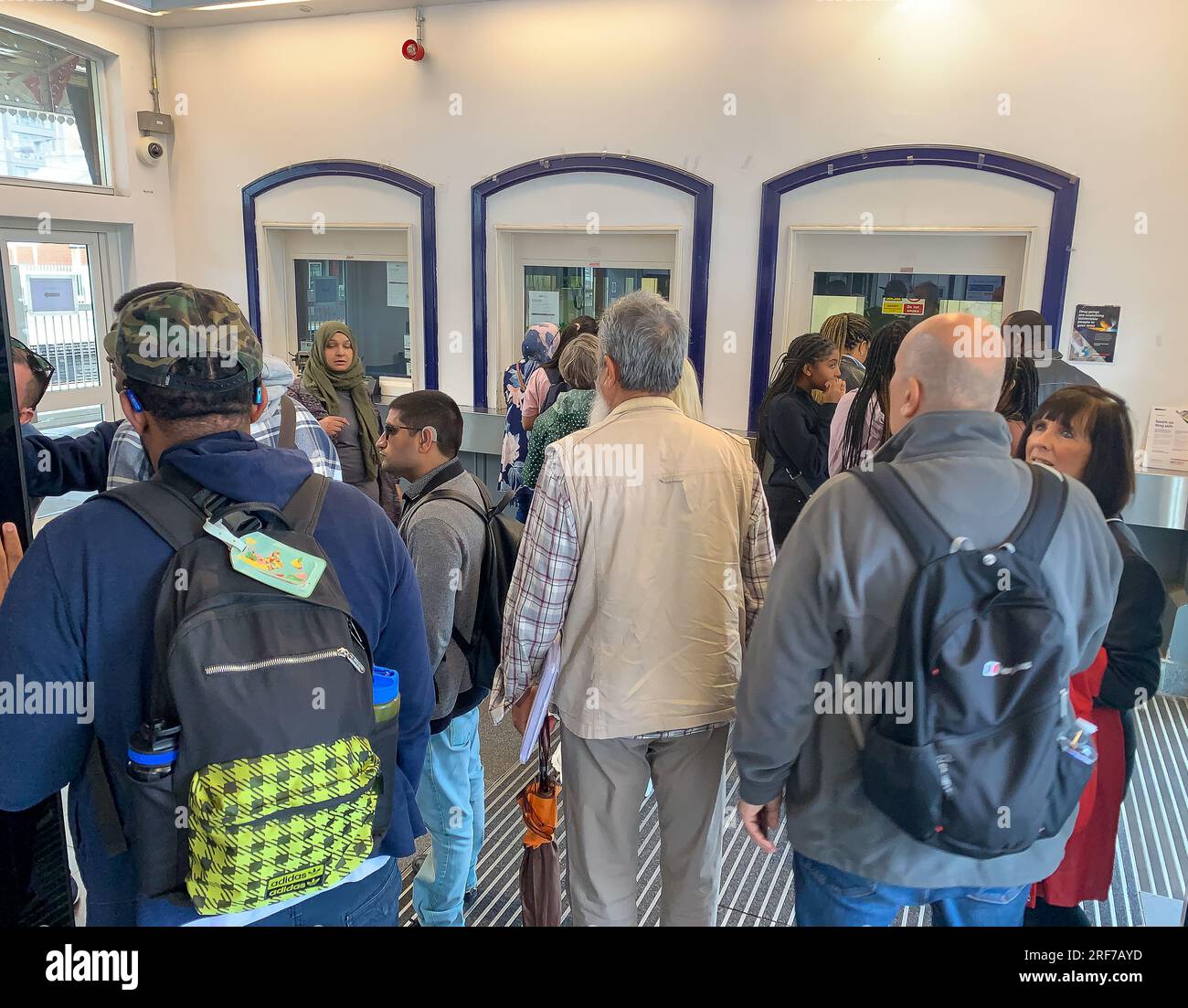 Slough, Regno Unito. 1 agosto 2023. Oggi è stata una giornata intensa alla stazione ferroviaria di Slough, mentre i passeggeri si sono messi in fila per utilizzare sia le biglietterie automatiche che le biglietterie della stazione. È stato proposto che la maggior parte delle biglietterie della stazione ferroviaria nel Regno Unito debba chiudere. GWR che opera fuori da Slough dichiara: "Stiamo consultando le proposte per spostare il personale delle biglietterie in altre aree della stazione, dove può aiutare più clienti, poiché le transazioni dalle biglietterie scendono al di sotto del 15%... I passeggeri ora hanno tempo fino a venerdì 1 settembre 2023 per dire la loro”. Diverse compagnie ferroviarie sono interessate questa settimana Foto Stock