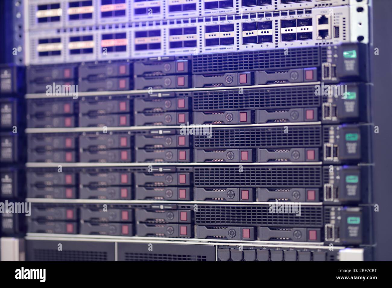 Installazione in rack di apparecchiature server nel data center in primo piano. Messa a fuoco selettiva. Foto Stock