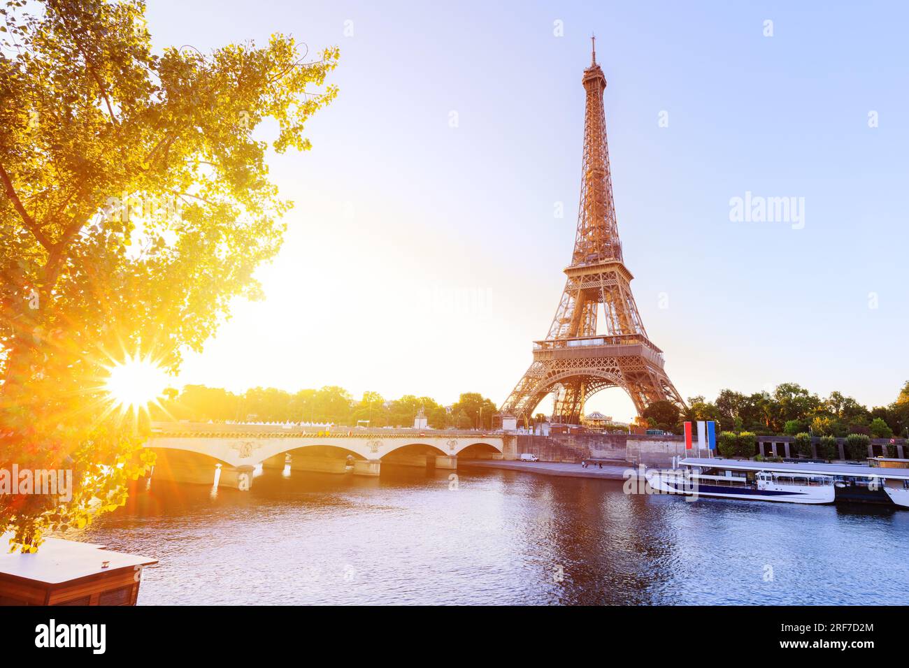 Parigi, Francia. Torre Eiffel e fiume Senna all'alba. Foto Stock