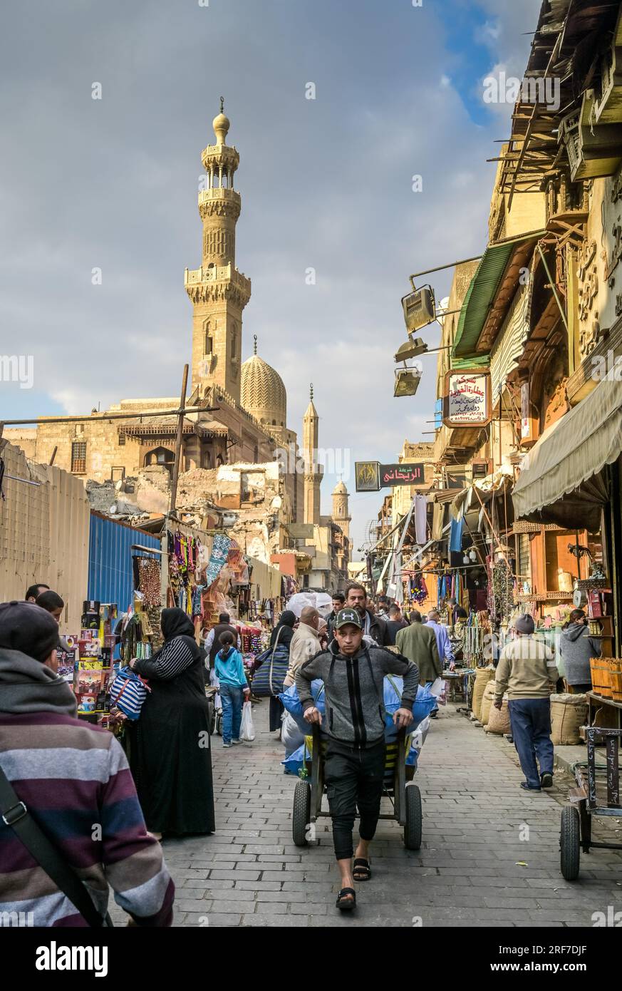 Moschee, Minarette, Menschen, Handkarre, Khan el-Khalili Basar, Altstadt, Kairo, Ägypten Foto Stock