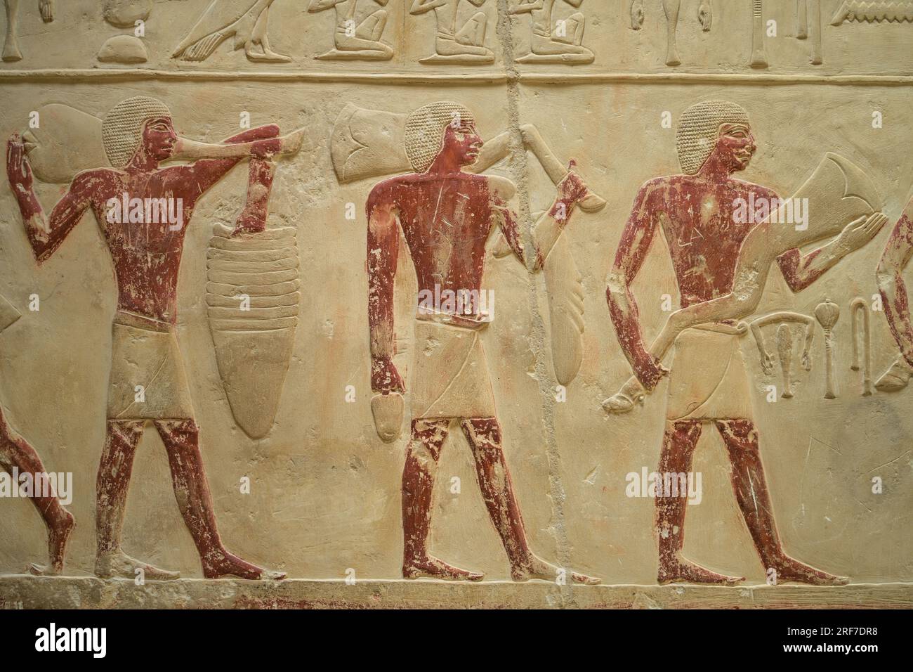 Männer mit geschlachteten Rinderteilen, Relief in den Grabbauten des Idut, Unas-Ank und Inefert, Nekropole von Saqkara, Ägypten Foto Stock