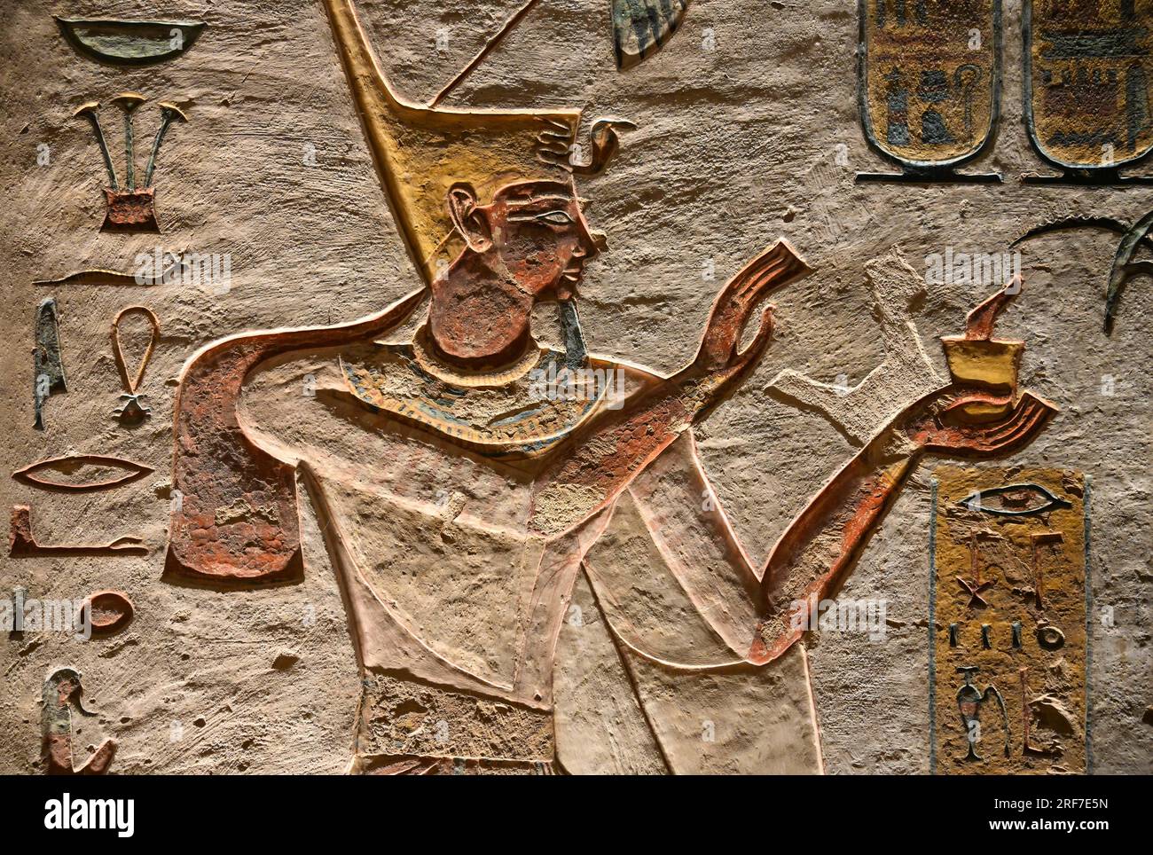 Rilievo, Pharao Ramses III bringt ein Rauchopfer, Grab Ramses III, KV11, tal der Könige, Theben-West, Ägypten Foto Stock