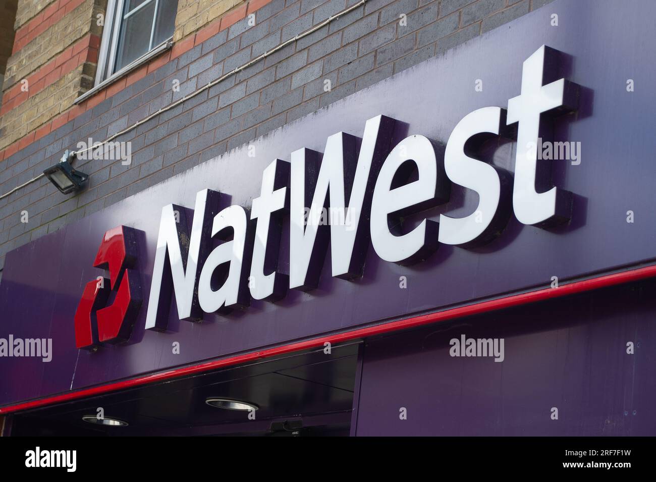 Slough, Regno Unito. 1 agosto 2023. Una filiale della NatWest Bank a Slough, Berkshire. In seguito alla chiusura dei conti bancari di Nigel Farage da parte della Coutts Bank, di proprietà della NatWest Bank, Nigel Farage ha ora ricevuto le scuse dalla Coutts Bank. Nigel Farage, l'ex leader dell'UKIP e ora lettore di GB News, ha riferito di aver intrapreso un'azione legale contro NatWest. Credito: Maureen McLean/Alamy Live News Foto Stock