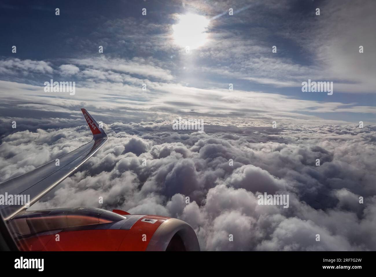 Flugzeug, Sonne, Wolken Foto Stock
