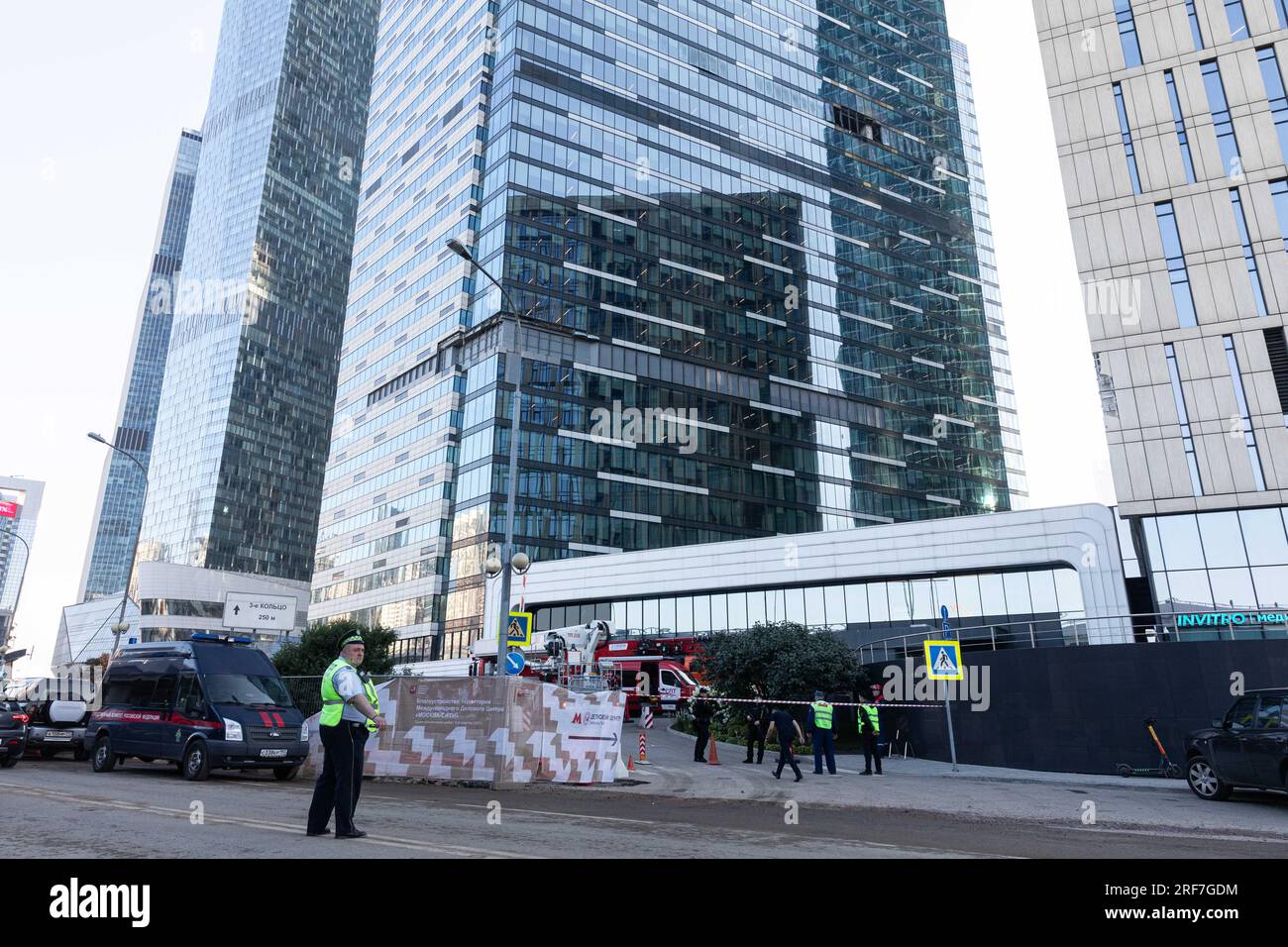 Mosca. 1 agosto 2023. Questa foto scattata il 1 agosto 2023 mostra un edificio danneggiato da un attacco di droni a Mosca, in Russia. L'Ucraina ha lanciato un attacco a Mosca e alla regione di Mosca con tre veicoli aerei senza equipaggio (UAV), con due di loro abbattuti e il terzo che si è schiantato dopo essere stato bloccato dalla guerra elettronica, ha detto le autorità russe martedì. Credito: Bai Xueqi/Xinhua/Alamy Live News Foto Stock