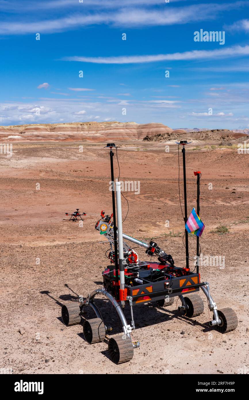 Il Mars Rover della Northeastern University segue un drone. University Rover Challenge, Mars Desert Research Station, Utah. North theastern University Mars Rov Foto Stock