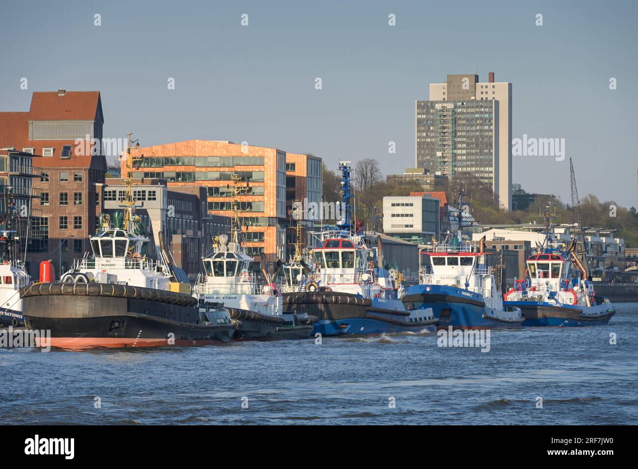 SchleppSchiffe, Neue Schlepperbrücke, Neumühlen, Amburgo, Germania Foto Stock