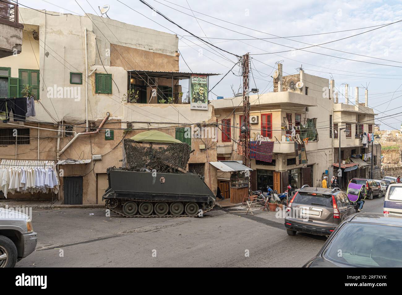 Carro armato pesante per la strada della città vecchia di Tripoli, Libano Foto Stock
