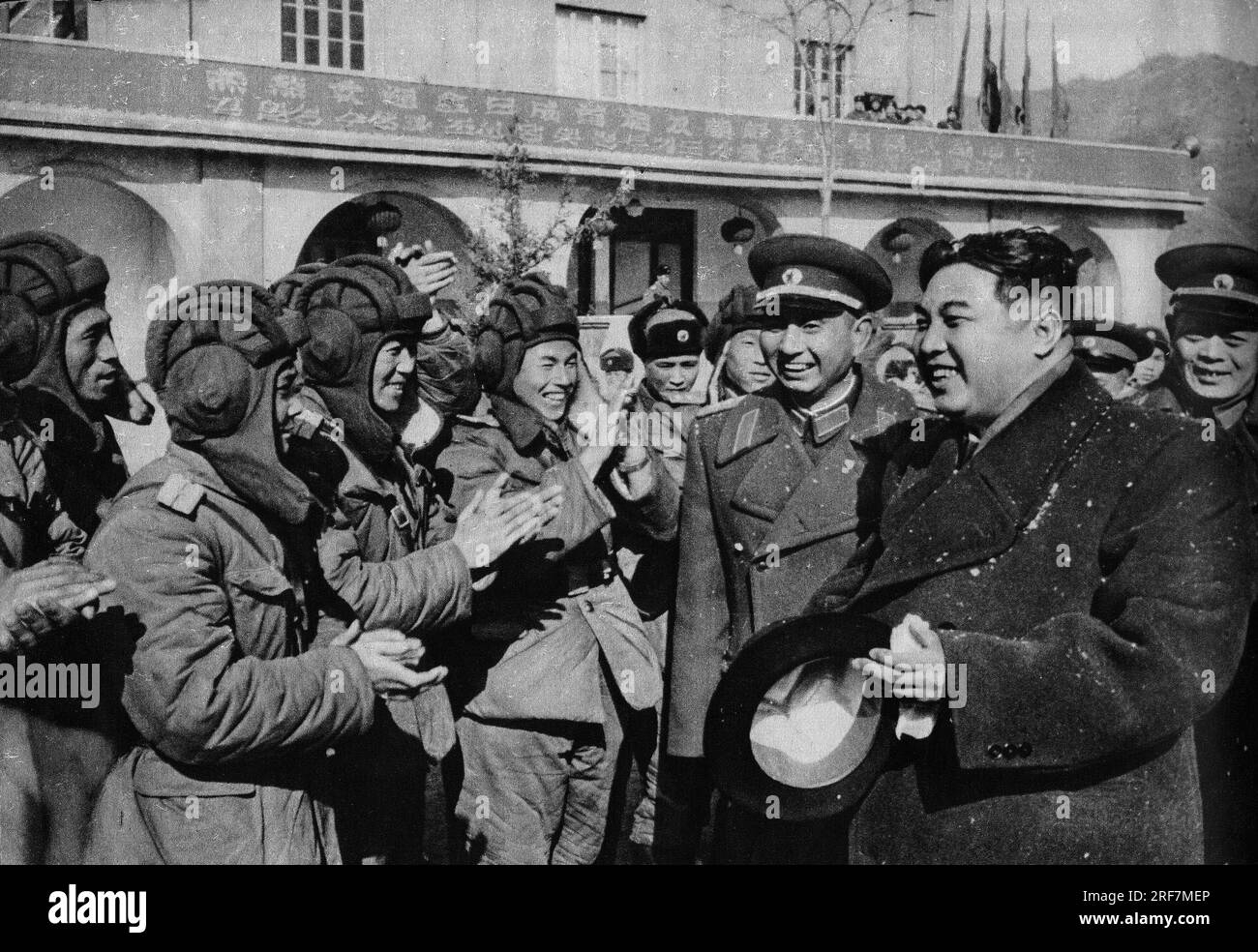 Kim il Song visitant les pilotes de son Aviation, in "la Guerre de Coree", Chine, 1959, Coll. Selva (Kim il Sung, leader della Corea del Nord, in visita alle truppe dell'aviazione, dalla "Guerra di Corea", Cina 1959) Foto Stock