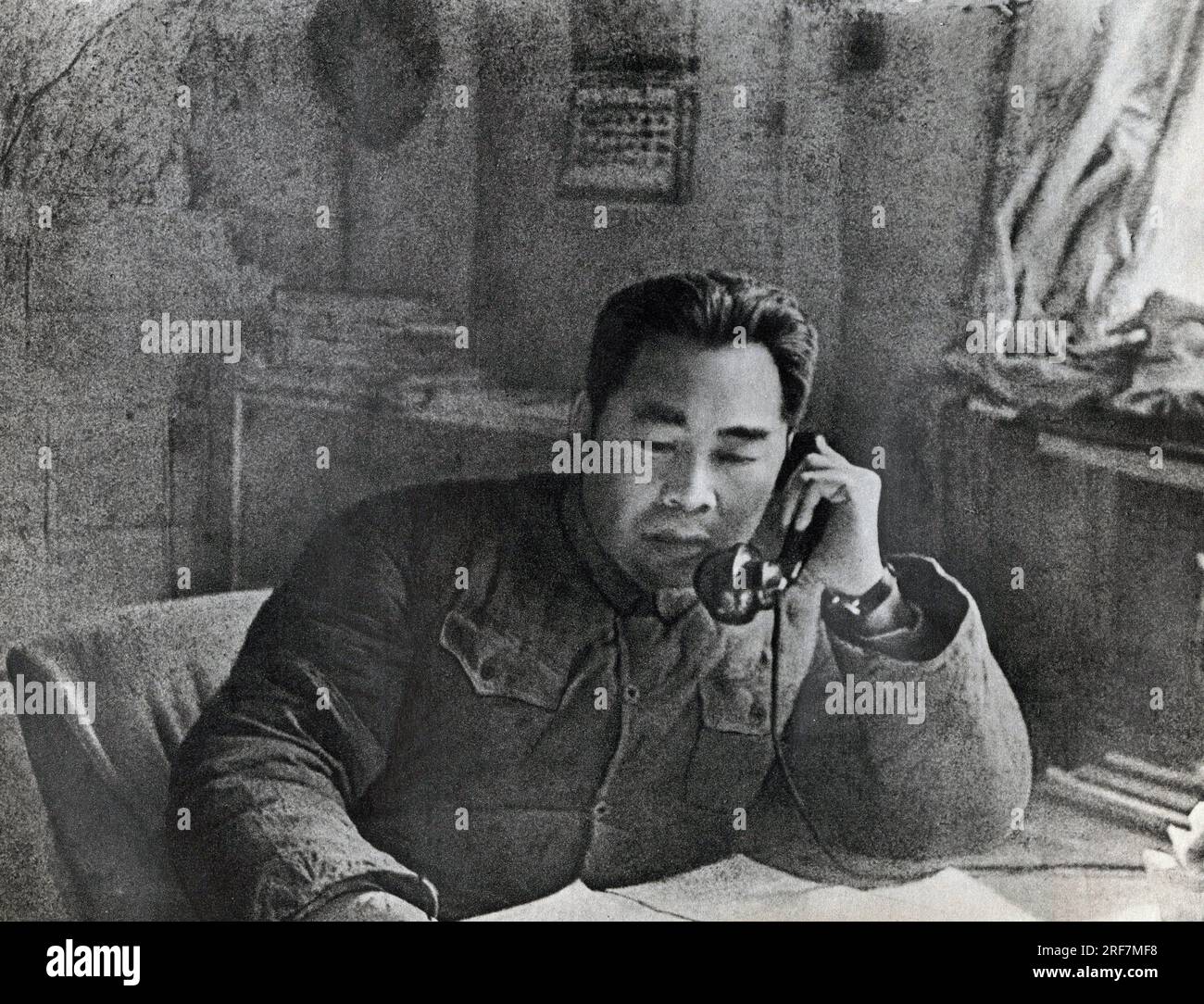 Ritratto di Zhou Enlai (ou Chou EN-Lai (EN Lai) ou Tcheou Ngen-lai (Ngen lai) ou Chu EN Lai) (1898-1976) en train de travailler, 1949. Photographie, in "la vie de Zhou EN Lai", Shanghai, 1977. Foto Stock