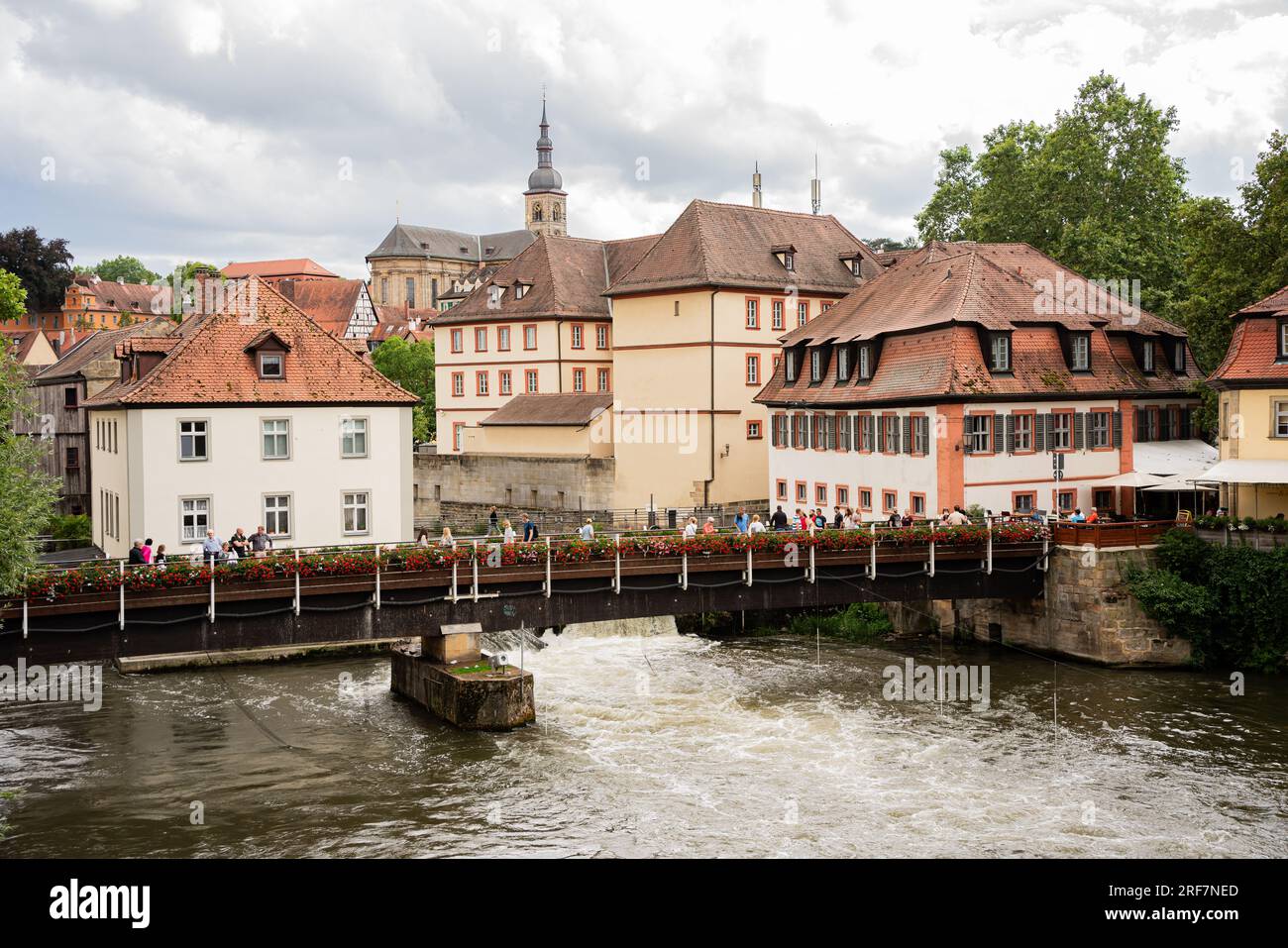 Bamberga, Germania - 29 luglio 2023: Bamberga è una città dell'alta Franconia, in Germania. Patrimonio mondiale dell'UNESCO dal 1993. Strade medievali e grande città Foto Stock