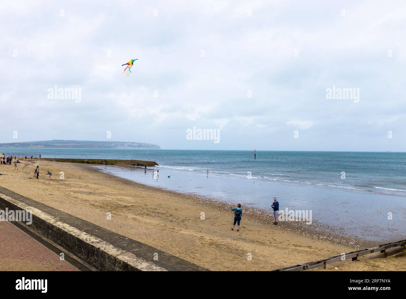 Gente che vola un aquilone sulla spiaggia a Shanklin, Isola di Wight, Inghilterra, Regno Unito Foto Stock