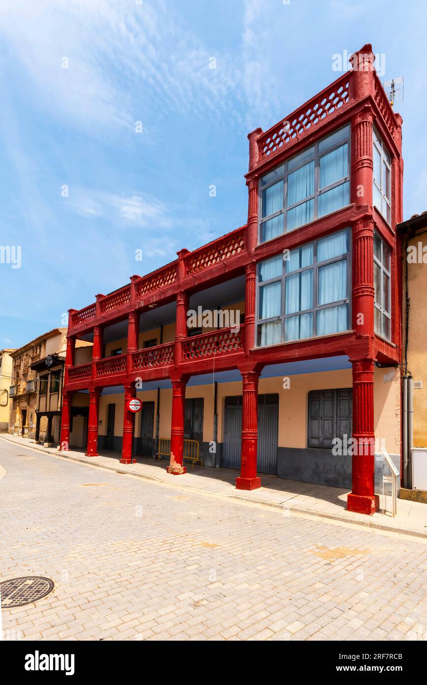 Casa rossa e moderna di Calle Real, Berlanga de Duero, provincia di Soria, Castilla León, Spagna. Foto Stock