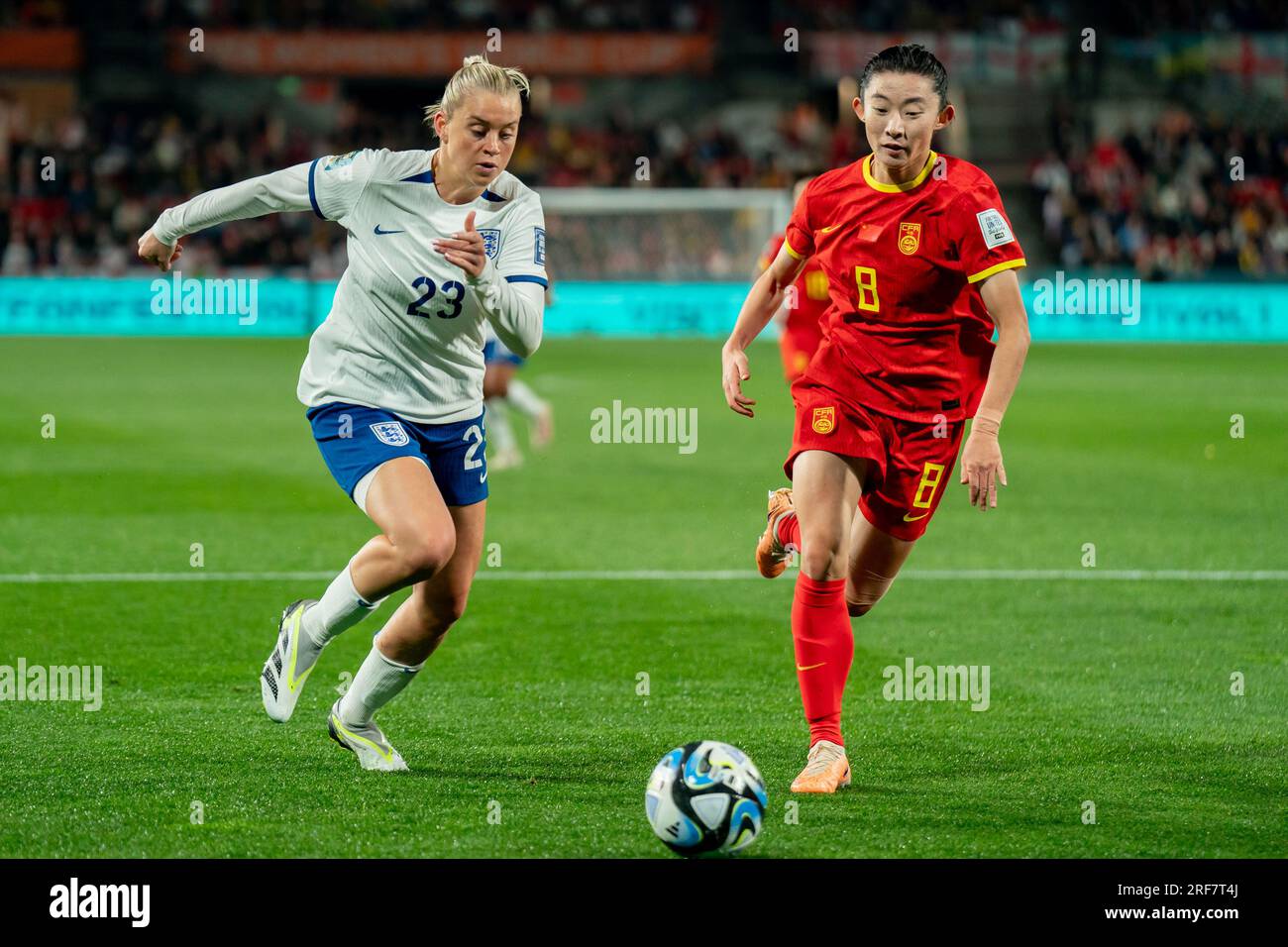 Adelaide, Aus. 1 agosto 2023. Adelaide, Australia, 1 agosto 2023: Alessia Russo (23 Inghilterra) affronta Wei Yao (8 China PR) durante la partita di calcio del gruppo D della Coppa del mondo femminile 2023 tra China PR e Inghilterra all'Hindmarsh Stadium di Adelaide, Australia. (NOE Llamas/SPP) credito: SPP Sport Press Photo. /Alamy Live News Foto Stock